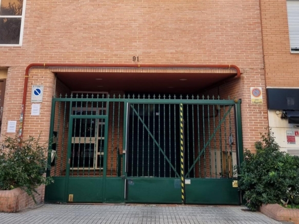 Plaza de garaje para coche mediano