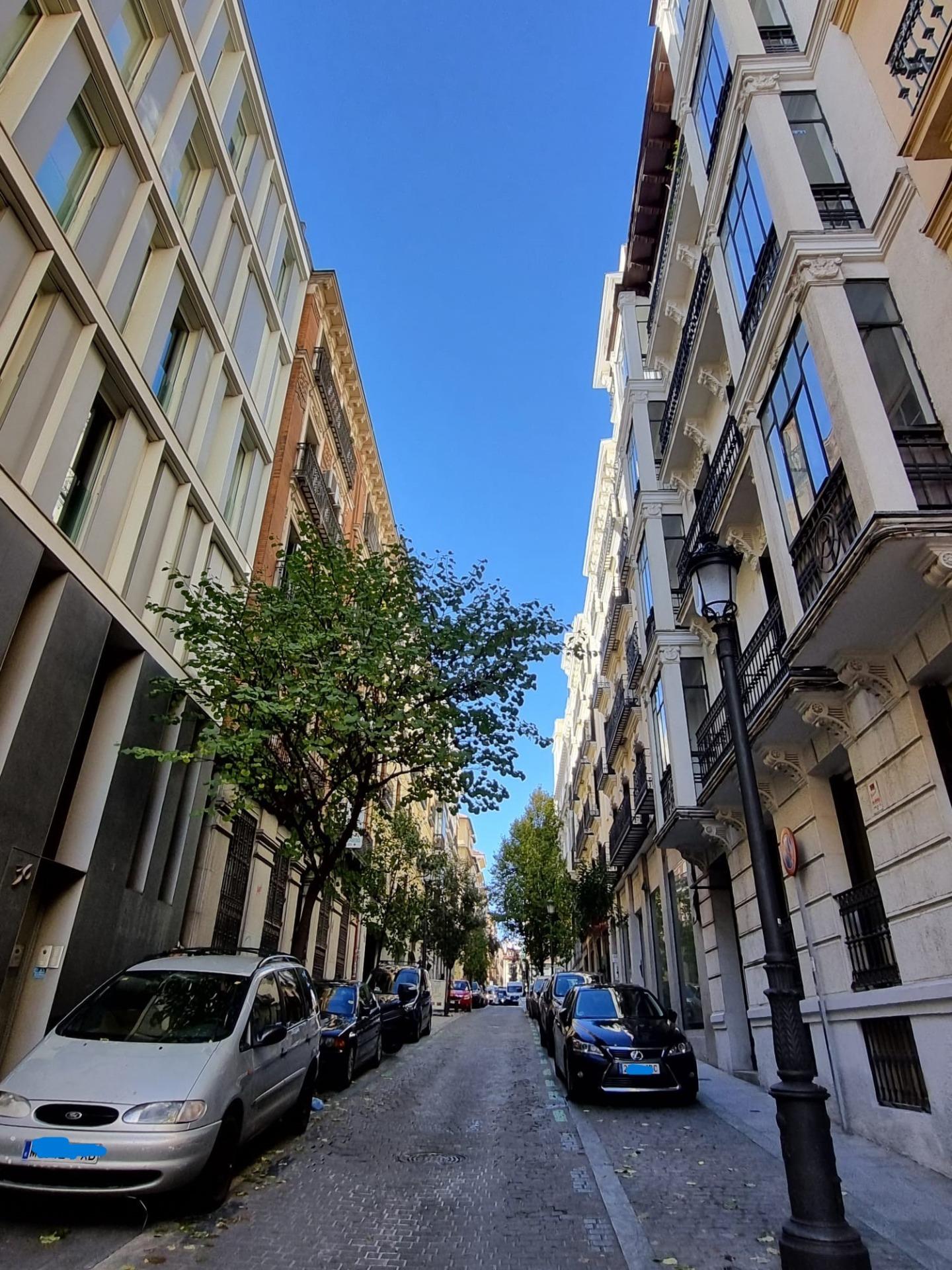 1-2-2 Plaza para coche grande en calle de Cervantes