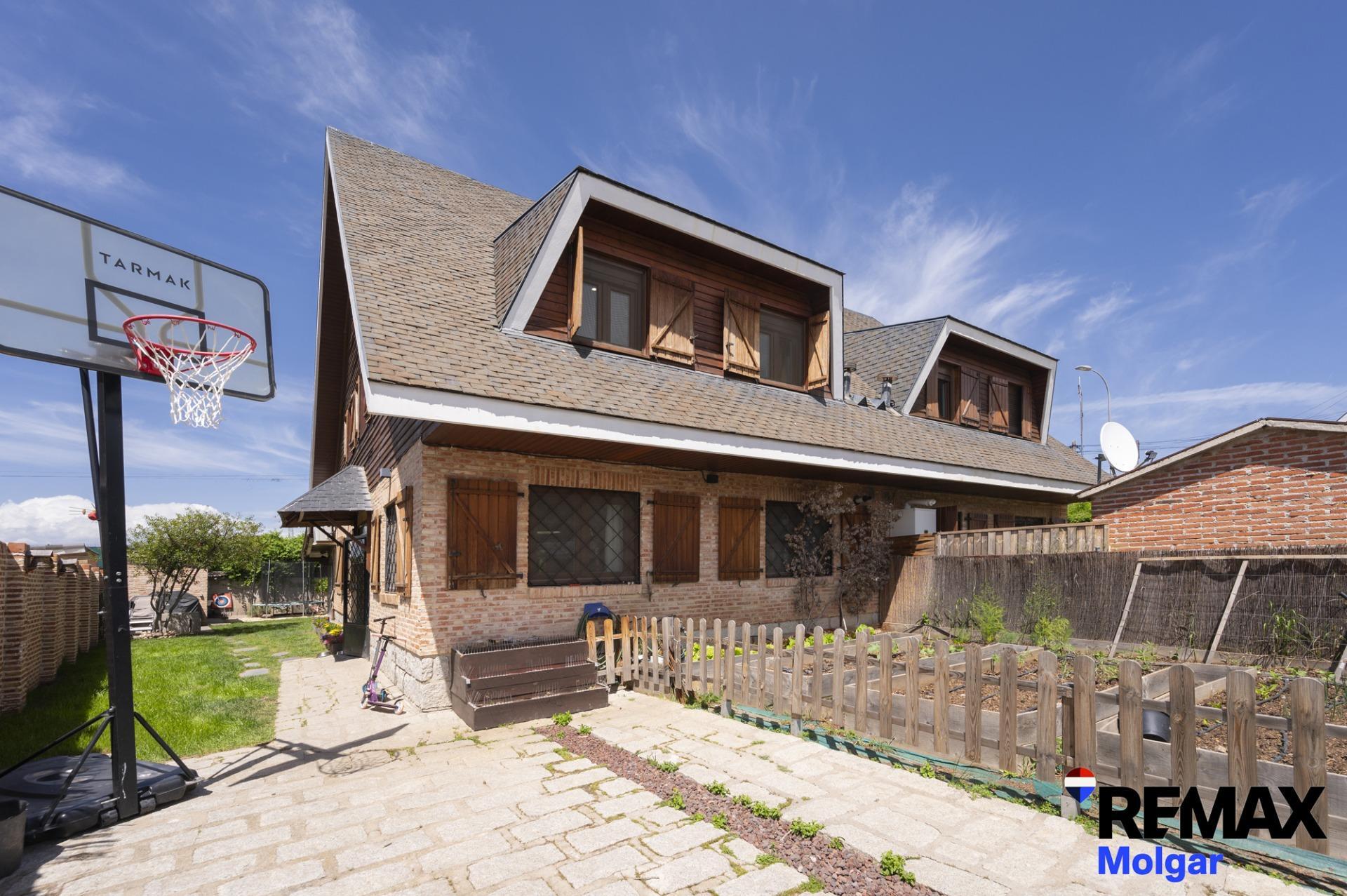 Exclusivo Chalet Estilo Canadiense en Prado Norte: Diseño, Calidez y Confort