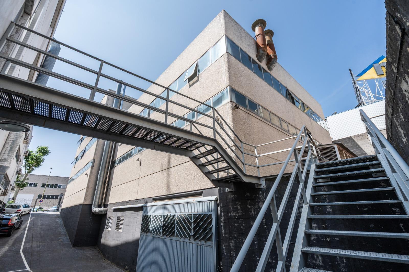 1-2-31 NAVE INDUSTRIAL EN MÓSTOLES – CALLE FRAGUA – 1.720 M² EN 4 PLANTAS Se ofrece en venta una magnífica