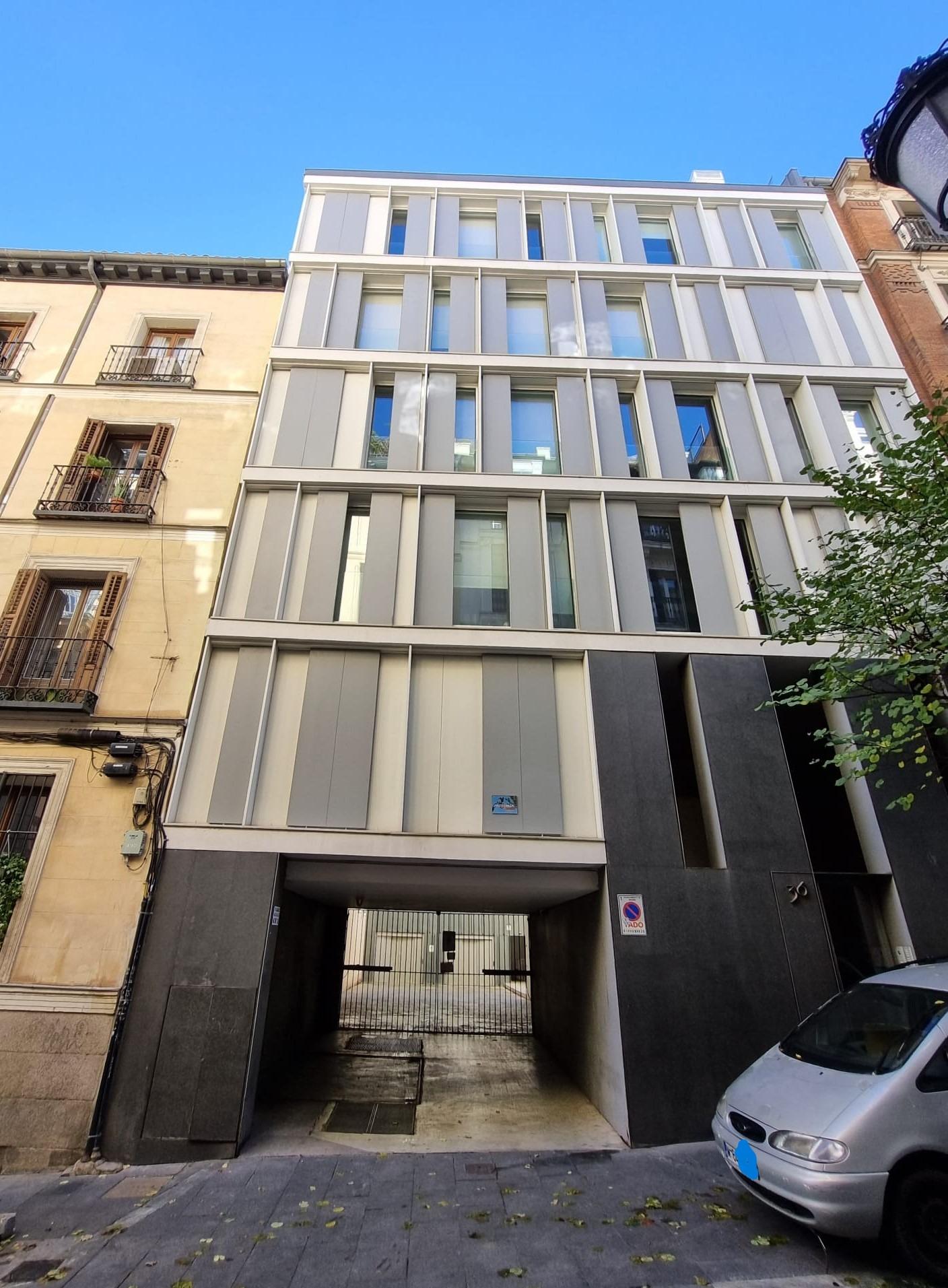 1-3-2 Plaza para coche grande en calle de Cervantes