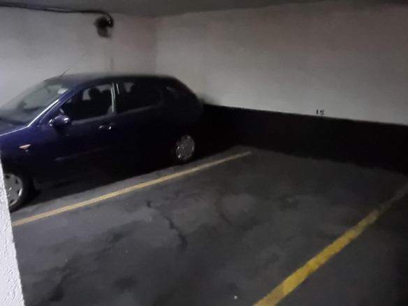 Plaza de garaje para coche grande