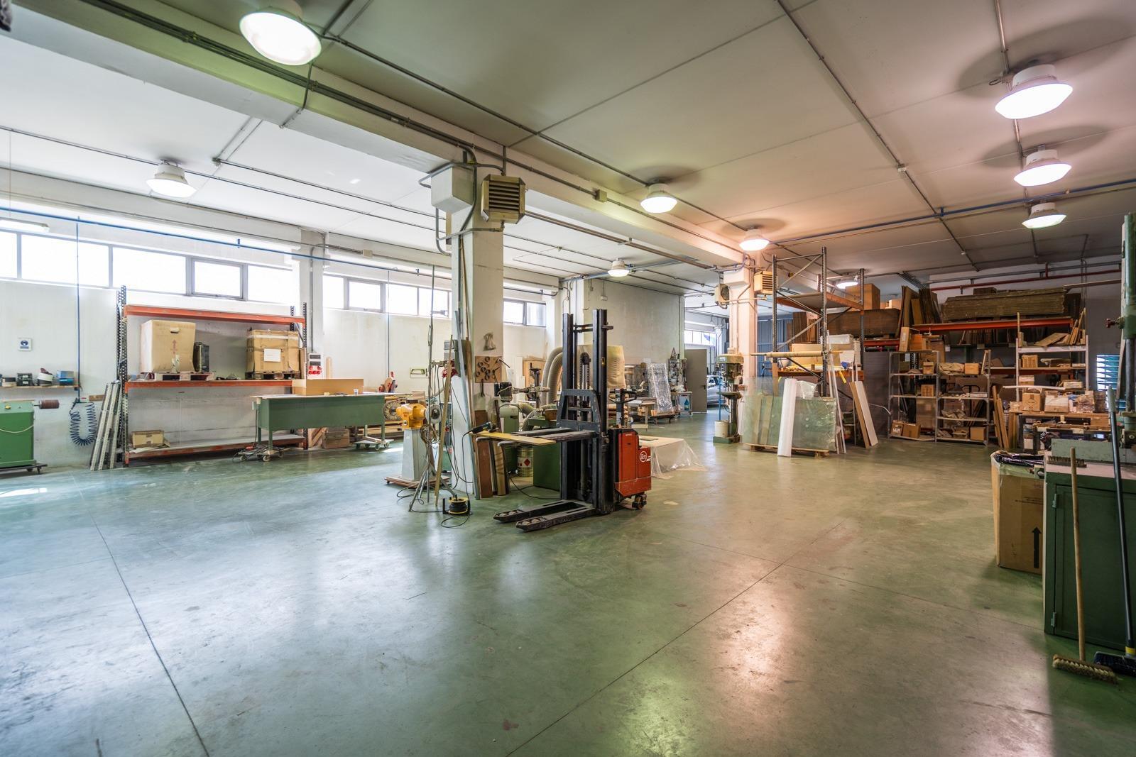 1-4-28 NAVE INDUSTRIAL EN MÓSTOLES – CALLE FRAGUA – 1.720 M² EN 4 PLANTAS Se ofrece en venta una magnífica