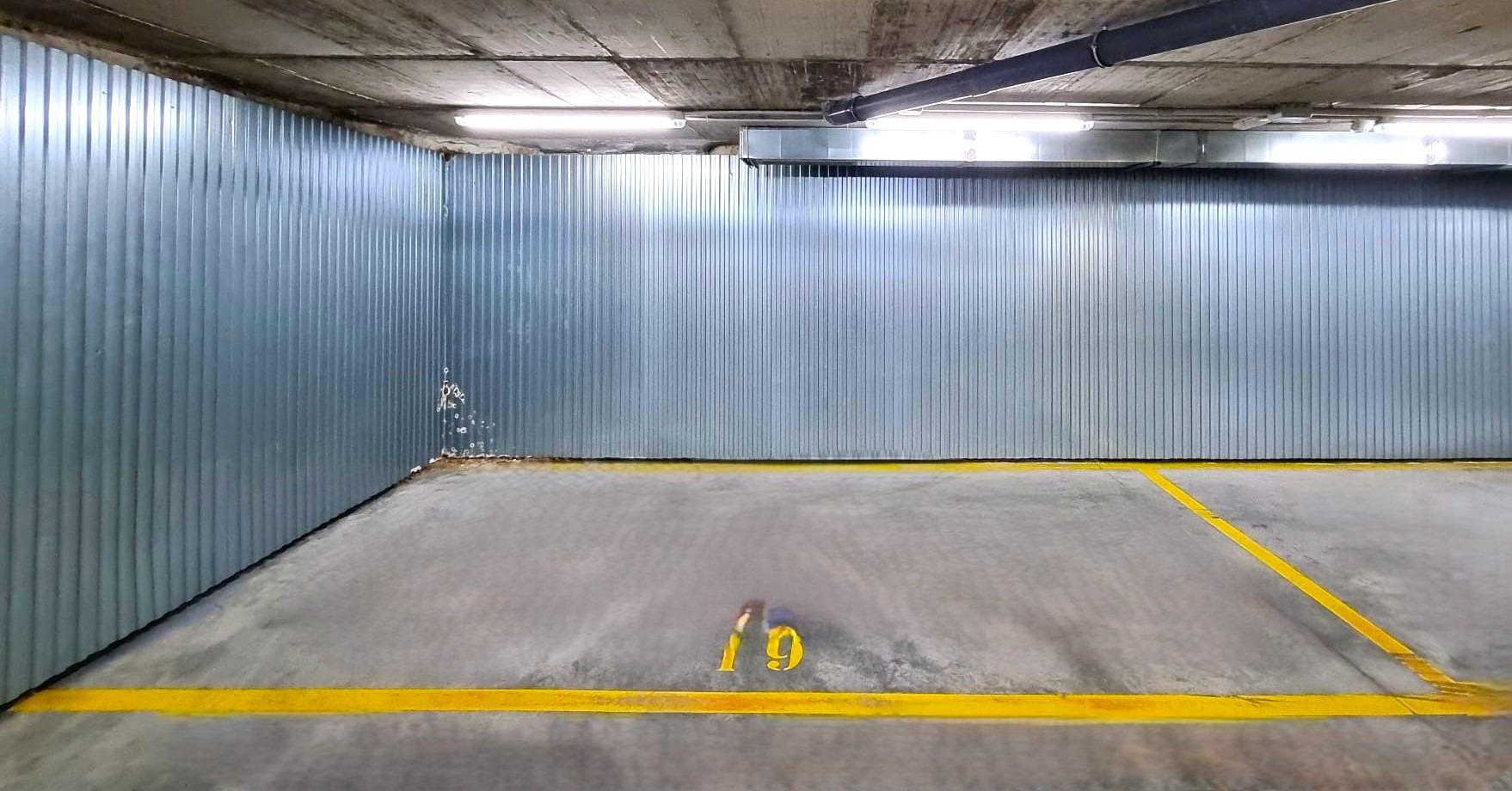 1-5-2 Plaza para coche grande en calle de Cervantes