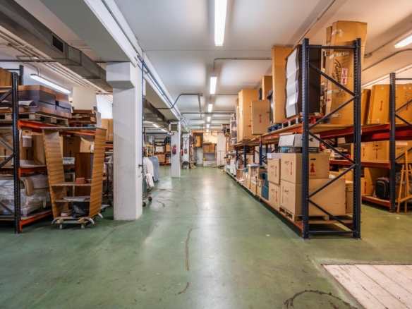 NAVE INDUSTRIAL EN MÓSTOLES – CALLE FRAGUA – 1.720 M² EN 4 PLANTAS Se ofrece en venta una magnífica