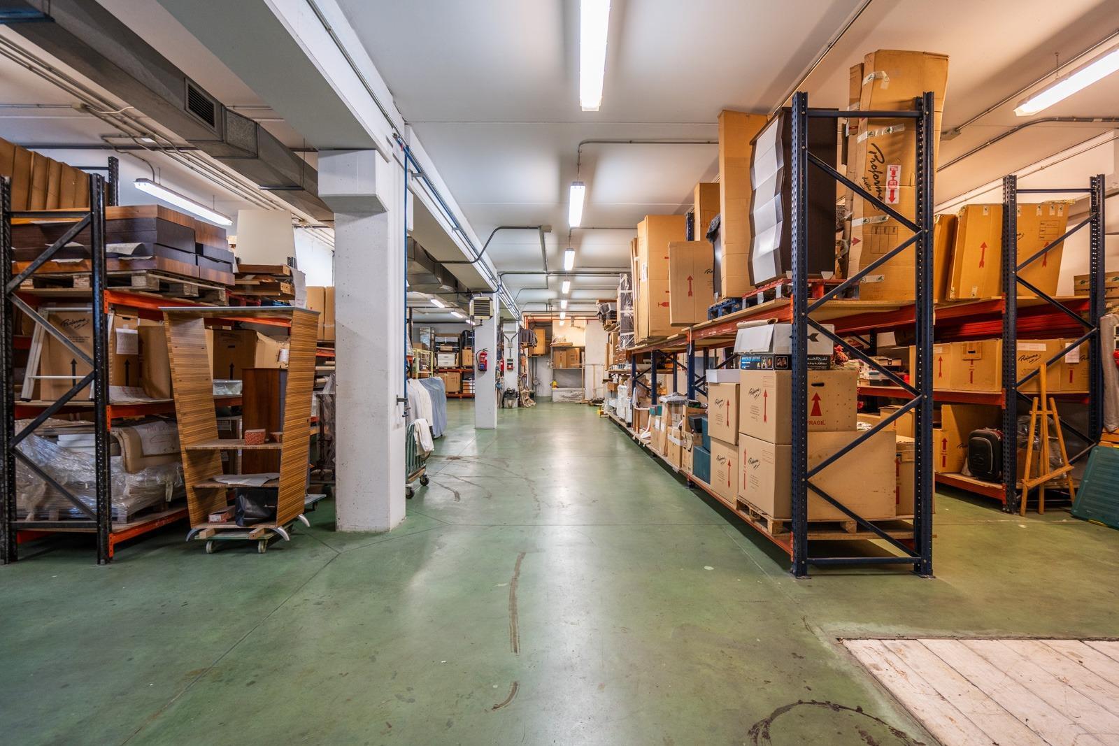 1-5-27 NAVE INDUSTRIAL EN MÓSTOLES – CALLE FRAGUA – 1.720 M² EN 4 PLANTAS Se ofrece en venta una magnífica