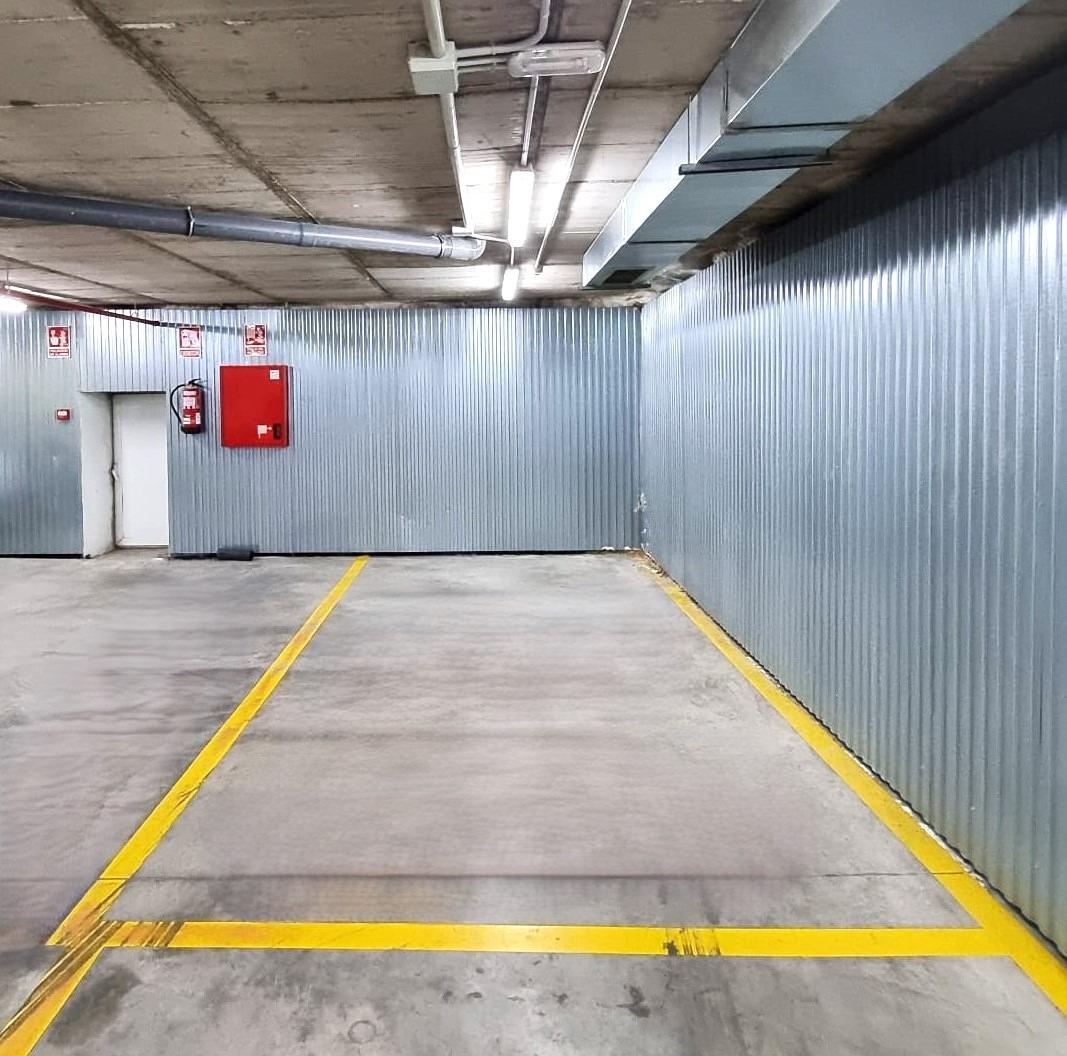 1-6-1 Plaza para coche grande en calle de Cervantes