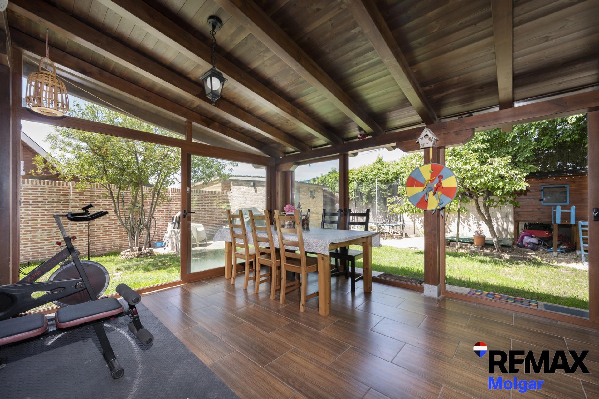 Exclusivo Chalet Estilo Canadiense en Prado Norte: Diseño, Calidez y Confort
