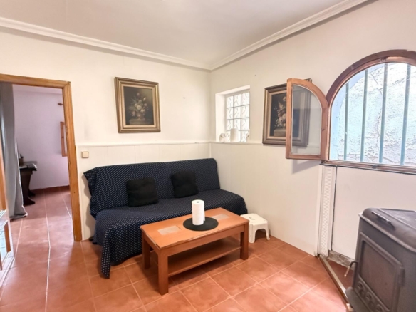 CASA RUSTICA DE 73 Mts2   CON UNA CUEVA DE 64 Mts2   Y 250 Mts2 DE TERRENO + 1 POZO
