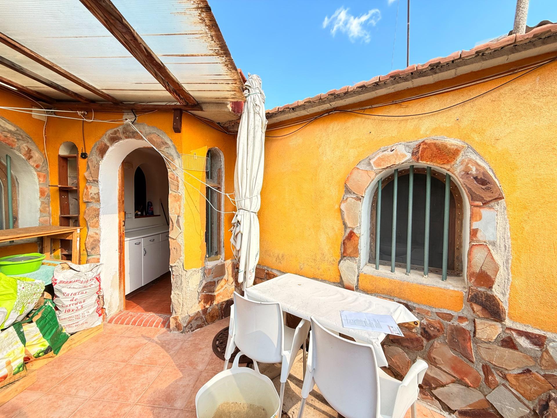 10-3-5 CASA RUSTICA DE 73 Mts2 CON UNA CUEVA DE 64 Mts2 Y 250 Mts2 DE TERRENO + 1 POZO