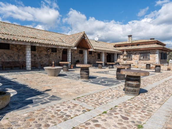 FINCA GANADERA DE LUJO EN ROBLEDO DE CHAVELA CON PLAZA DE TOROS Y ESPACIOS PARA EVENTOS