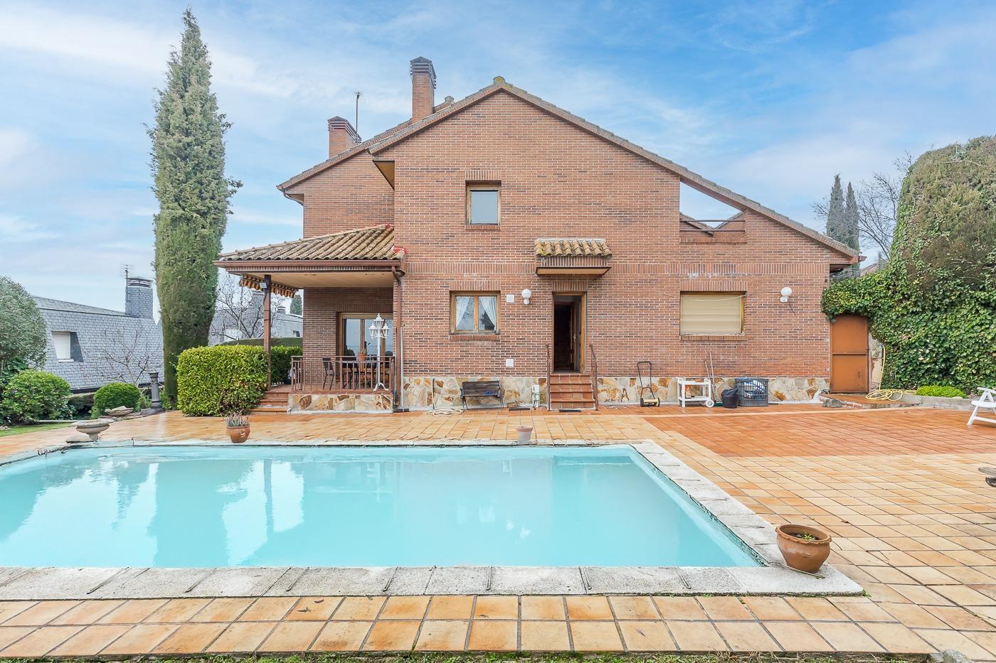 16-3 Impresionante chalet de esquina en La Navata, Galapagar – Ideal para Familias –