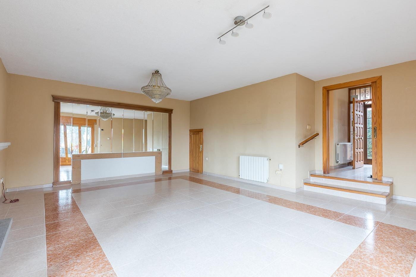 16-5 Impresionante chalet de esquina en La Navata, Galapagar – Ideal para Familias –