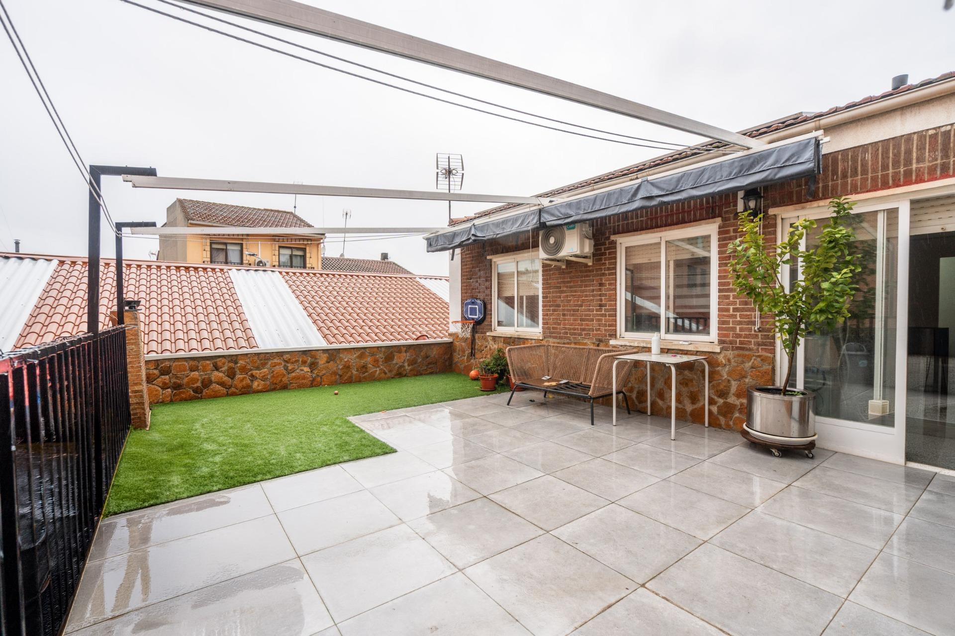 19-4-7 OPORTUNIDAD ÚNICA EN MEJORADA DEL CAMPO: VIVIENDA DE TRES HABITACONES Y UNA ESTUPENDA NAVE