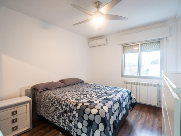 OPORTUNIDAD ÚNICA EN MEJORADA DEL CAMPO: VIVIENDA DE TRES HABITACONES Y UNA ESTUPENDA NAVE