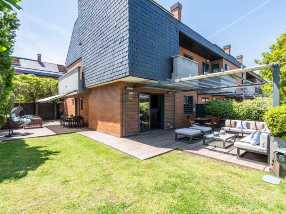 ^**^CHALET DE LUJO CON VISTAS A LA SIERRA EN URBANIZACIÓN EXCLUSIVA DE LAS ROZAS^**^ Impresionante chalet pareado situado dentro de una exclusiva urbanización en Las Rozas de Madrid, una propiedad Ã