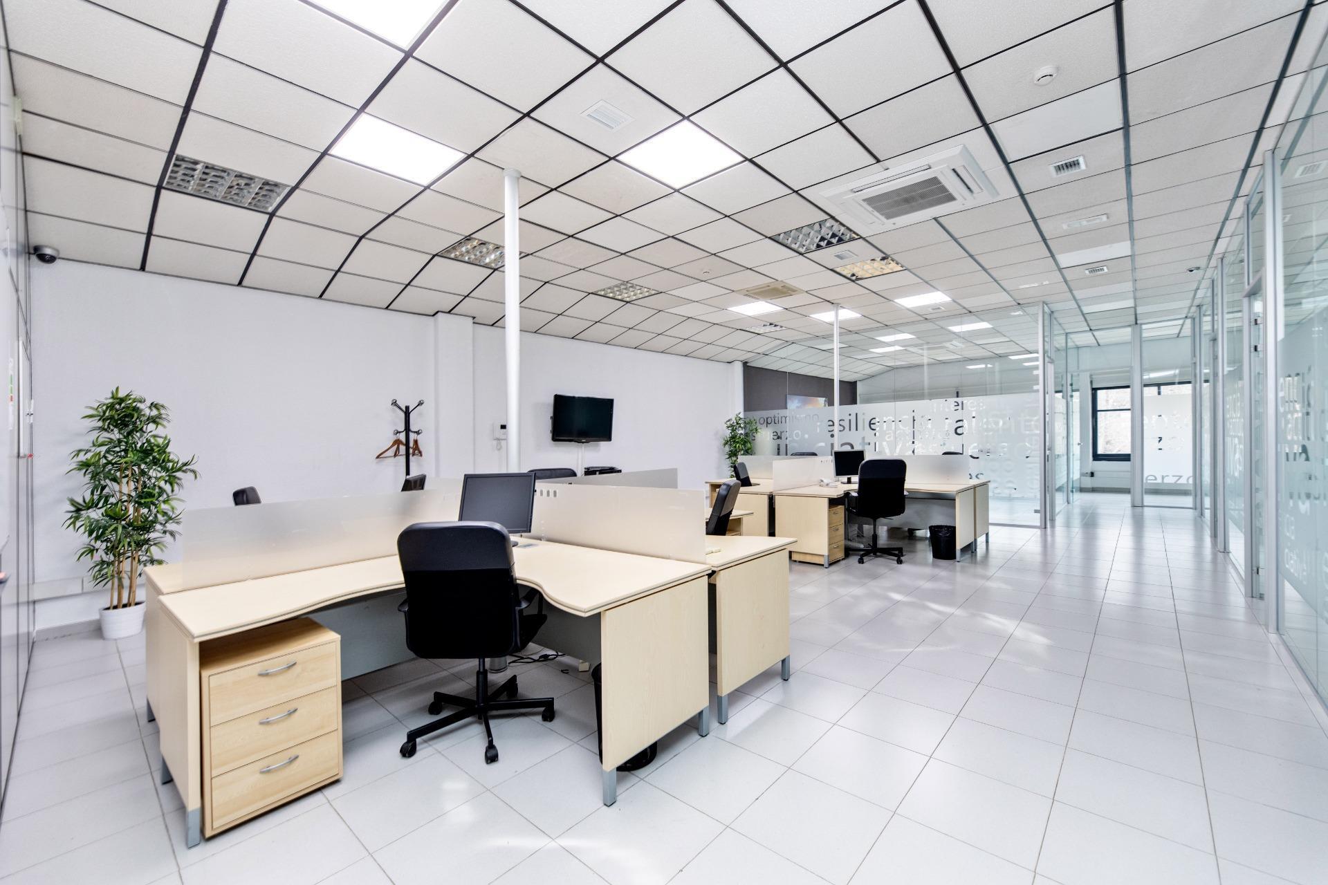 Se vende nave de oficinas alquilada, en rentabilidad
