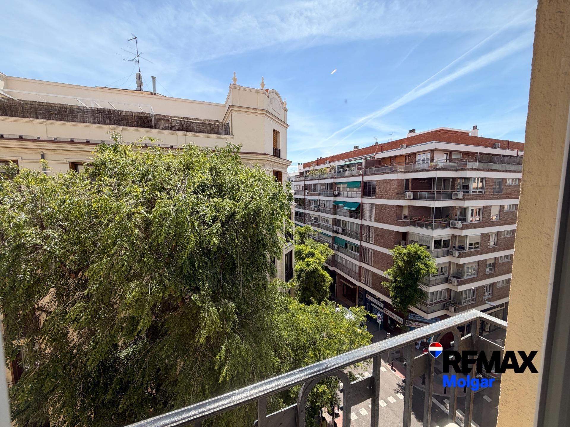 3-2-27 Exclusivo ático exterior en Arapiles, con plaza de garaje: Luz, espacio y elegancia