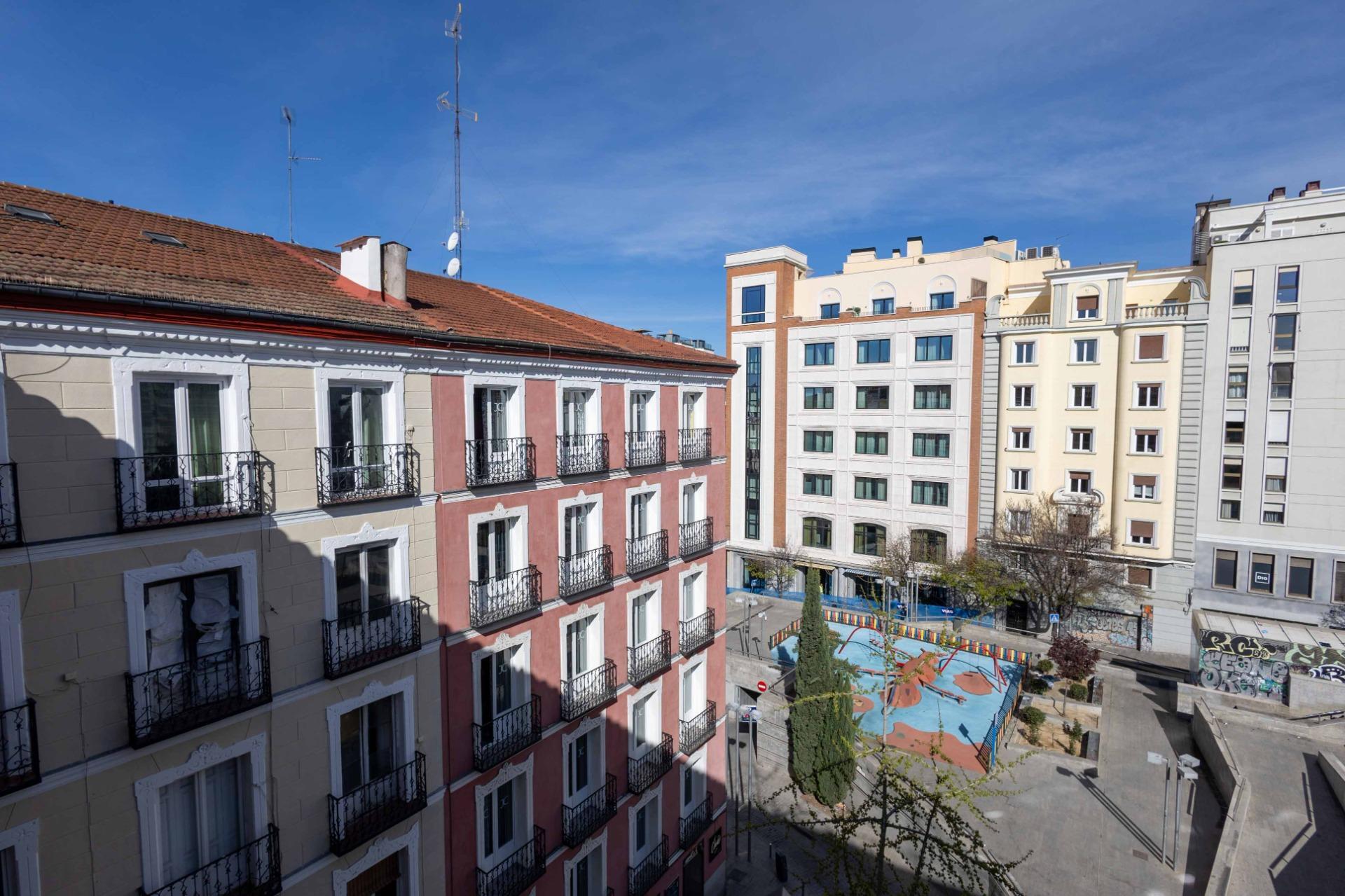 3-2-40 Piso en alquiler en Cuesta de Santo Domingo 20, Madrid
