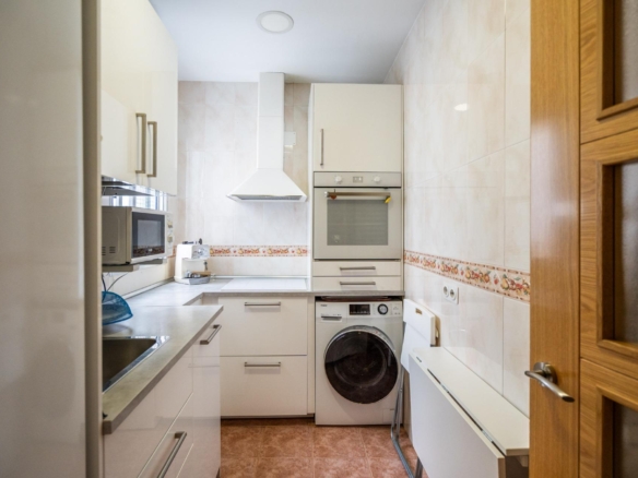 ^**^PRECIOSO PISO EN RETIRO, AVENIDA CIUDAD DE BARCELONA^**^  Exclusiva oportunidad de adquirir una vivienda en una de las zonas más emblemáticas y demandadas de Madrid: Retiro, un distrito que comb
