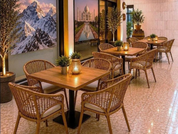 ^**^LOCAL EN ESQUINA CON TERRAZA EN RENTABILIDAD BRUTA DE 9.5%: ¡EL LUGAR IDEAL PARA TU NEGOCIO EN LAS ROZAS^**^ Presentamos un local comercial en una ubicación estratégica, situado en una de las e