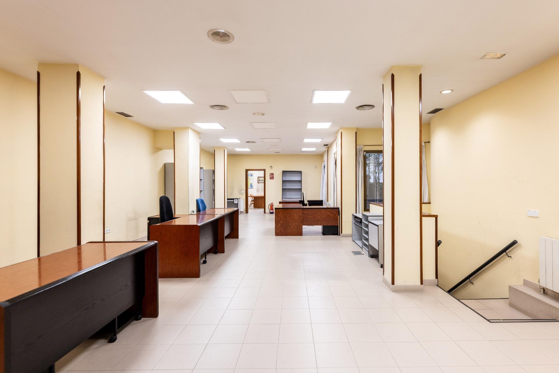 LOCAL COMERCIAL DE GRAN SUPERFICIE EN PLENA CEA BERMÚDEZ – CHAMBERÍ