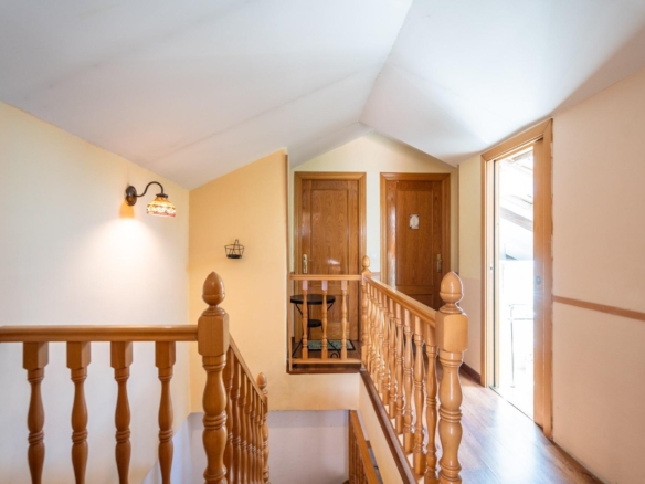 ^**^EXCLUSIVO CHALET INDEPENDIENTE DE ESQUINA EN RIVAS VACIAMADRID: UNA PROPIEDAD ÚNICA PARA VIVIR O INVERTIR^**^ Hay inmuebles que destacan por sus dimensiones, otros por su ubicación y algunos por