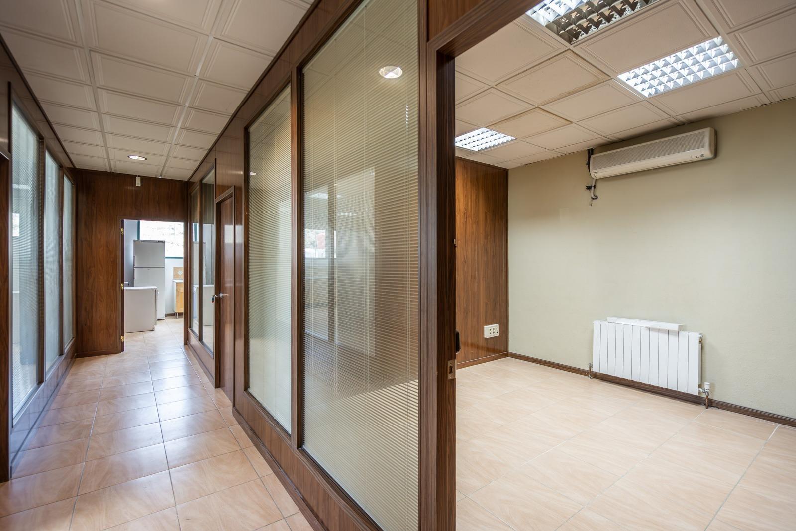 42-10 ^**^IMPRESIONANTE NAVE INDUSTRIAL EN COLMENAR VIEJO – MÁS DE 8.000 M² CONSTRUIDOS SOBRE PARCELA DE MÁS DE 6.000 M²^**^ Se ofrece en venta una espectacular nave industrial ubicada en una de las me