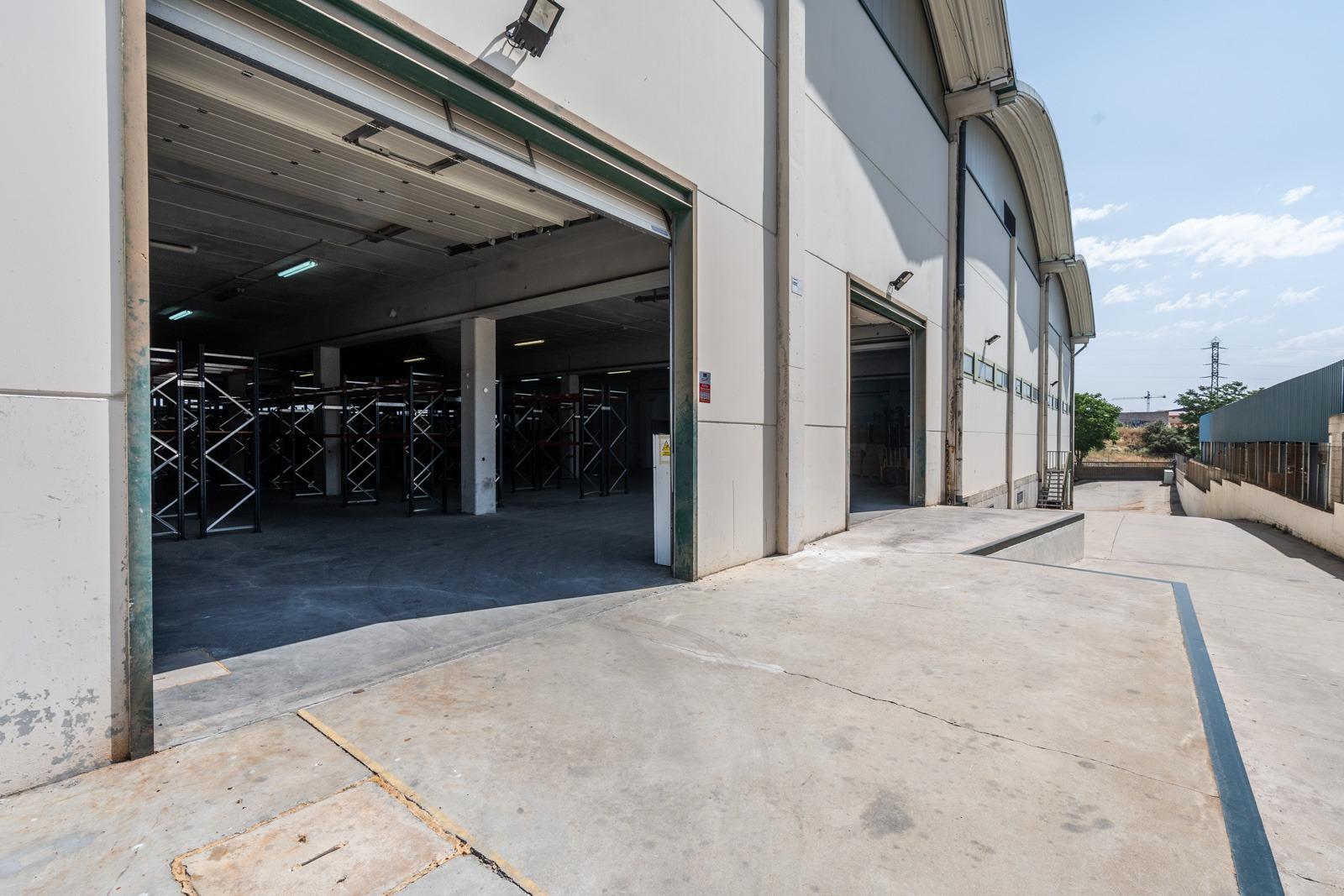 42-3 ^**^IMPRESIONANTE NAVE INDUSTRIAL EN COLMENAR VIEJO – MÁS DE 8.000 M² CONSTRUIDOS SOBRE PARCELA DE MÁS DE 6.000 M²^**^ Se ofrece en venta una espectacular nave industrial ubicada en una de las me