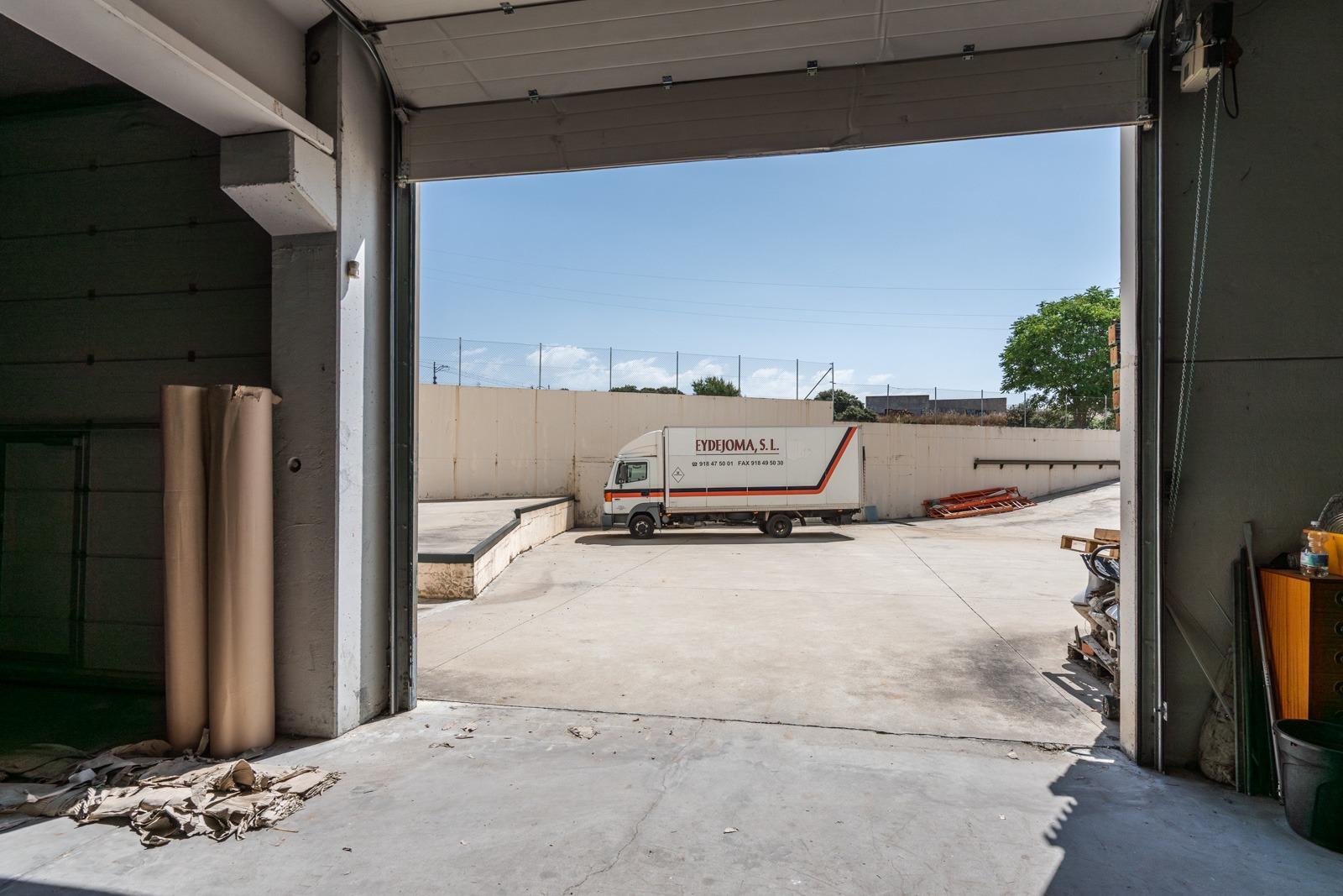 42-4 ^**^IMPRESIONANTE NAVE INDUSTRIAL EN COLMENAR VIEJO – MÁS DE 8.000 M² CONSTRUIDOS SOBRE PARCELA DE MÁS DE 6.000 M²^**^ Se ofrece en venta una espectacular nave industrial ubicada en una de las me