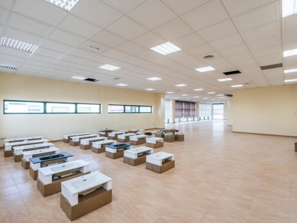 ^**^IMPRESIONANTE NAVE INDUSTRIAL EN COLMENAR VIEJO – MÁS DE 8.000 M² CONSTRUIDOS SOBRE PARCELA DE MÁS DE 6.000 M²^**^  Se ofrece en venta una espectacular nave industrial ubicada en una de las me