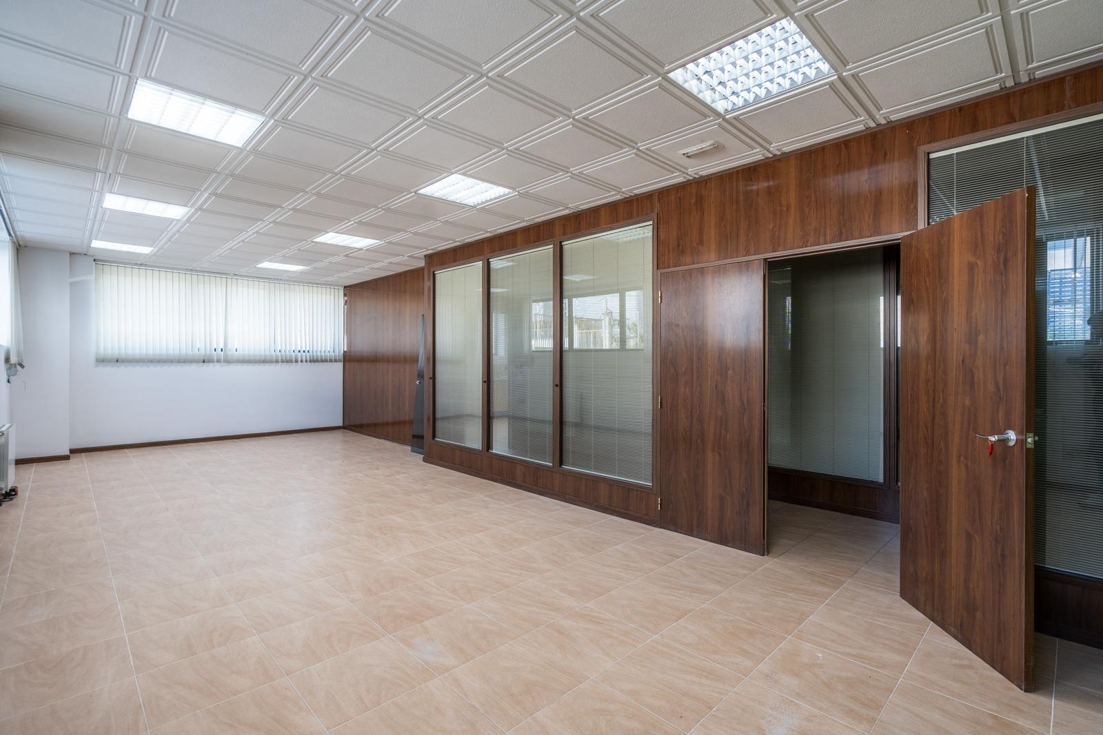 42-9 ^**^IMPRESIONANTE NAVE INDUSTRIAL EN COLMENAR VIEJO – MÁS DE 8.000 M² CONSTRUIDOS SOBRE PARCELA DE MÁS DE 6.000 M²^**^ Se ofrece en venta una espectacular nave industrial ubicada en una de las me