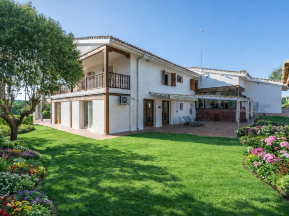^**^CHALET INDEPENDIENTE DE LUJO EN CLUB DE GOLF, LAS ROZAS — VIVIENDA ÚNICA EN ENTORNO EXCLUSIVO^**^  Presentamos esta exclusiva vivienda unifamiliar en una de las urbanizaciones más prestigiosas