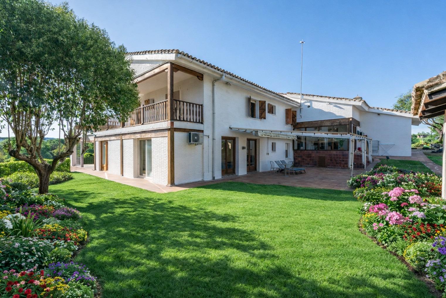 48-1 ^**^CHALET INDEPENDIENTE DE LUJO EN CLUB DE GOLF, LAS ROZAS — VIVIENDA ÚNICA EN ENTORNO EXCLUSIVO^**^ Presentamos esta exclusiva vivienda unifamiliar en una de las urbanizaciones más prestigiosas