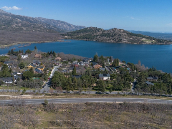 Parcela urbana en esquina junto al embalse de Navacerrada con licencia concedida y proyecto listo para construir