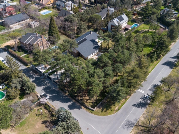 Parcela urbana en esquina junto al embalse de Navacerrada con licencia concedida y proyecto listo para construir