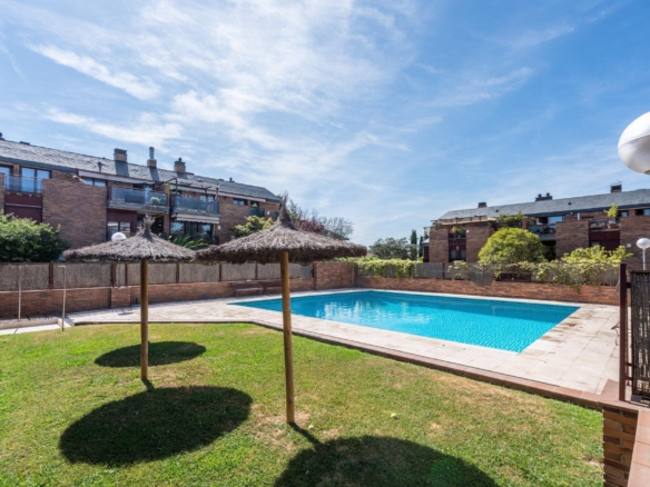 PISO EN VENTA EN PUNTA GALEA, LAS ROZAS – URBANIZACIÓN PRIVADA CON PISCINA, PISTA DE PÁDEL Y DOS PLAZAS DE GARAJE