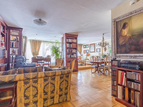 Exclusivo Ático Señorial de 225 m² en El Viso: Lujo, Doble Orientación y Vistas Frontales al Santiago Bernabéu