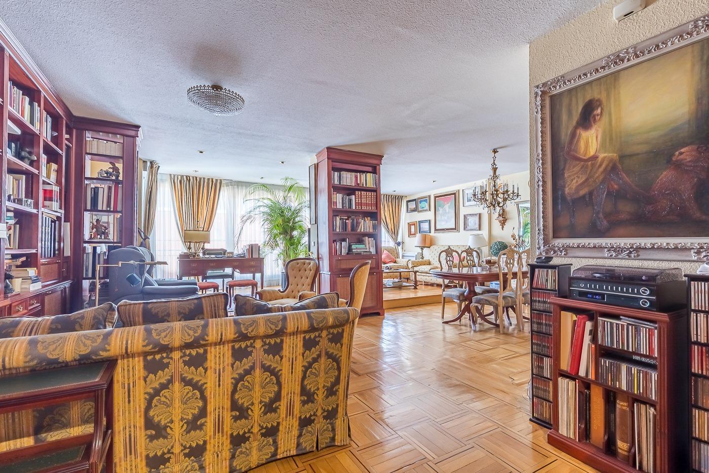 7-3-4 Exclusivo Ático Señorial de 225 m² en El Viso: Lujo, Doble Orientación y Vistas Frontales al Santiago Bernabéu