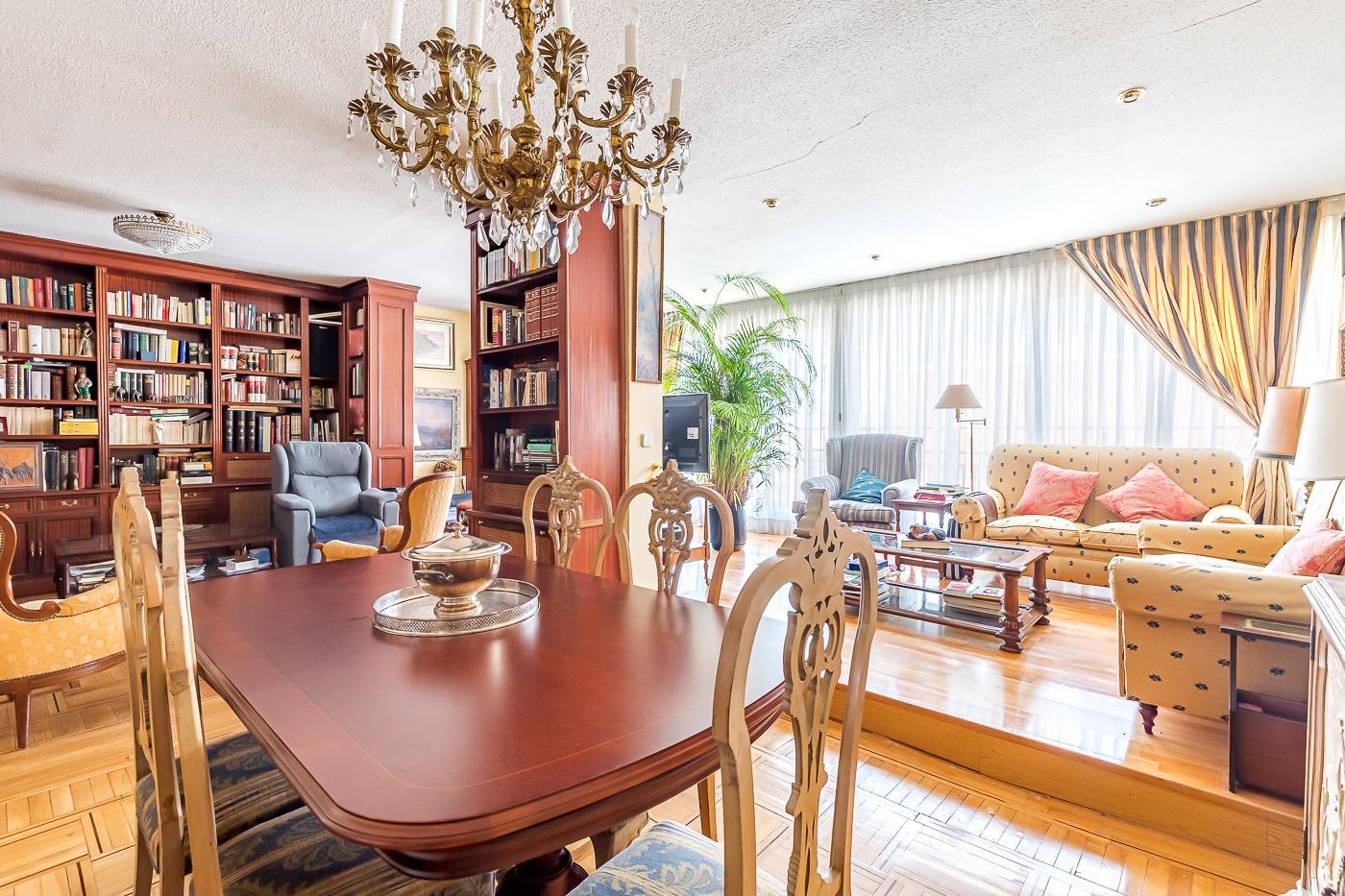 7-4-4 Exclusivo Ático Señorial de 225 m² en El Viso: Lujo, Doble Orientación y Vistas Frontales al Santiago Bernabéu