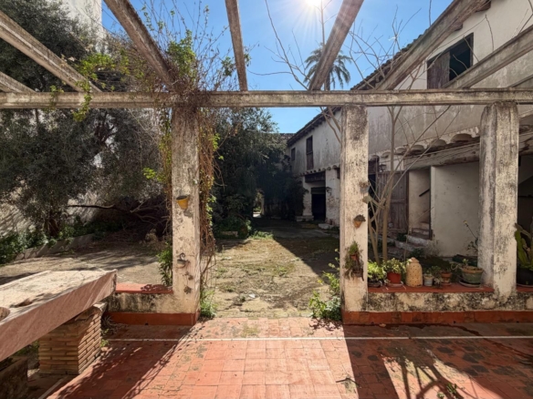 Casa de Pueblo en Alberic: 751 m², 6 Hab, Gran Patio y Antigua Cambra de la Seda