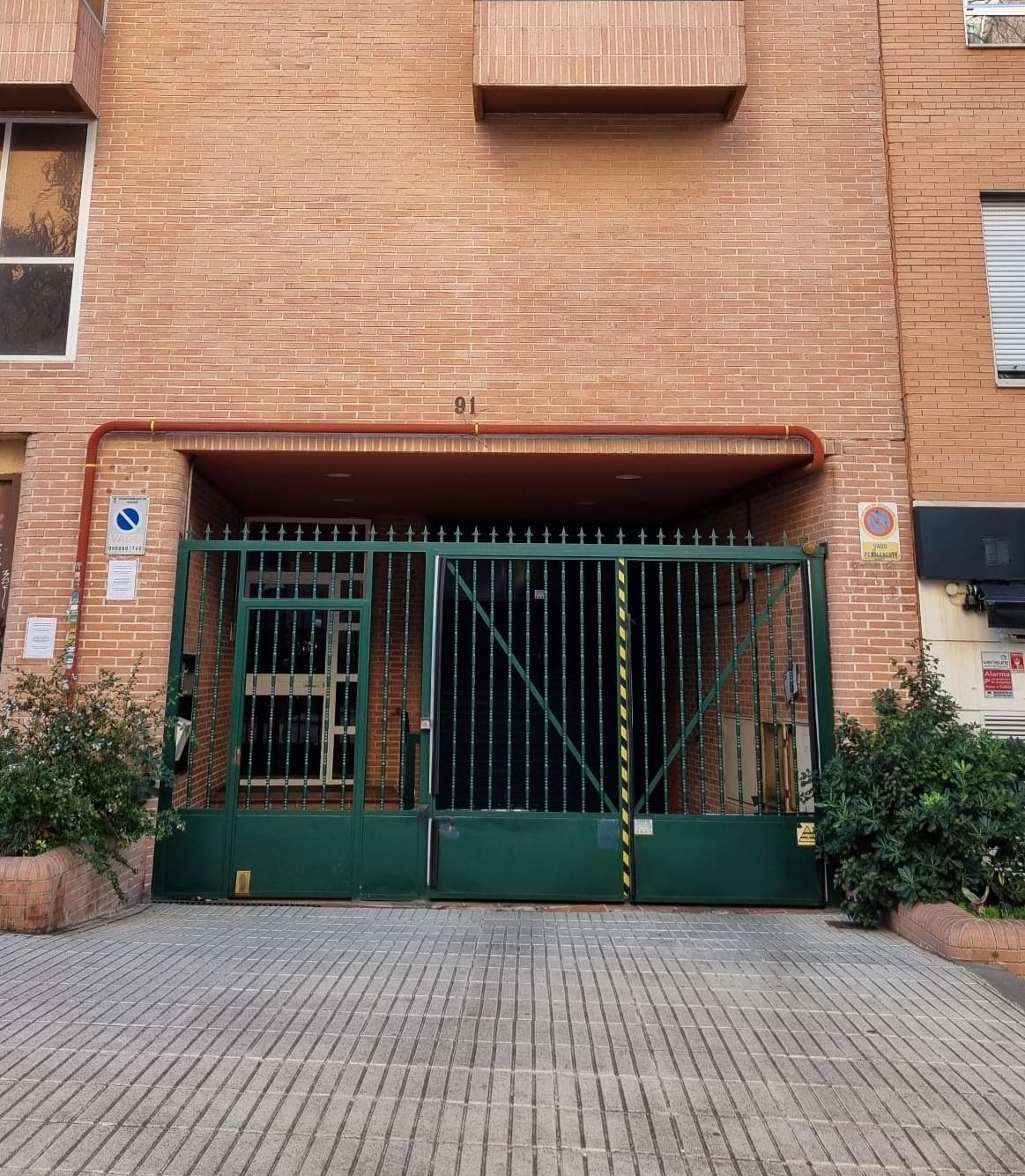 Plaza de garaje para coche grande