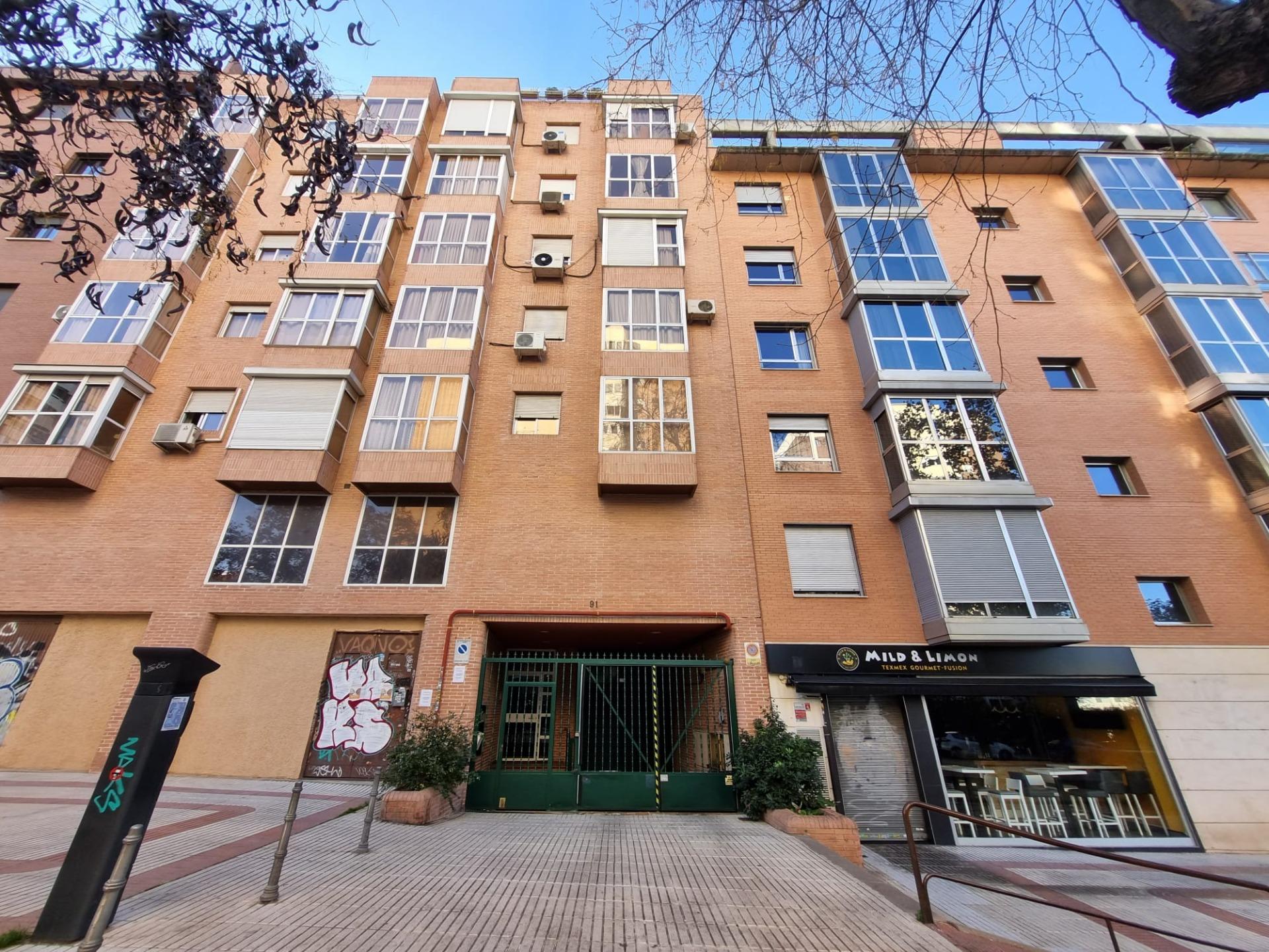 Plaza de garaje para coche grande