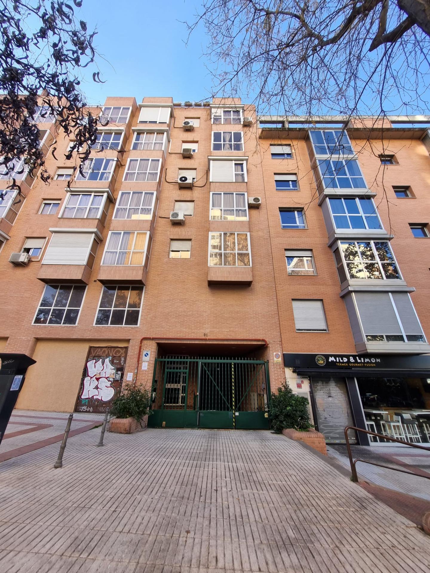 Plaza de garaje para coche mediano