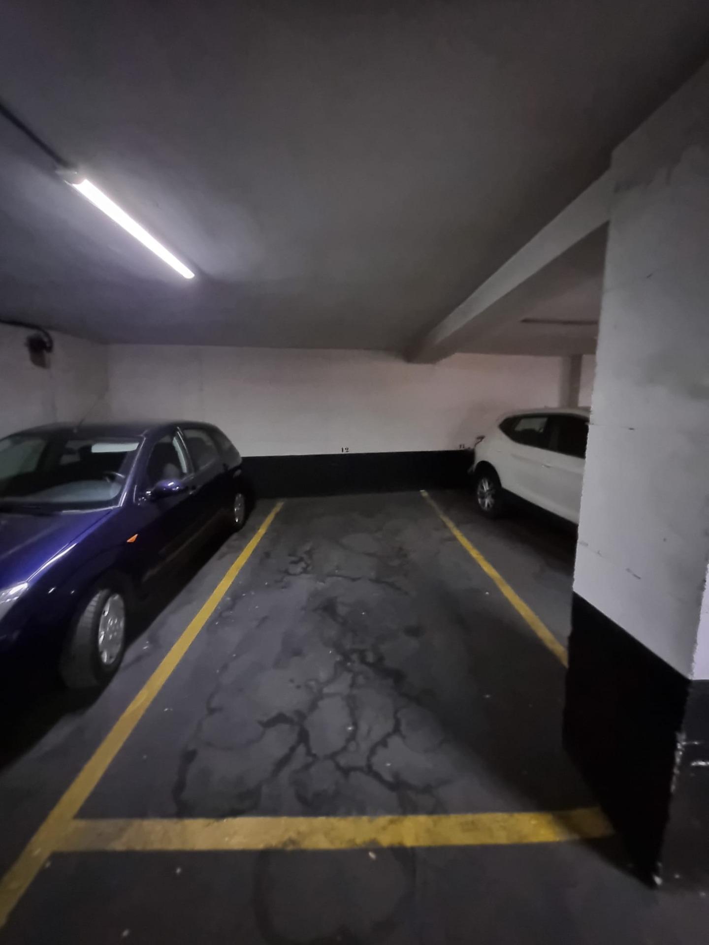 Plaza de garaje para coche grande