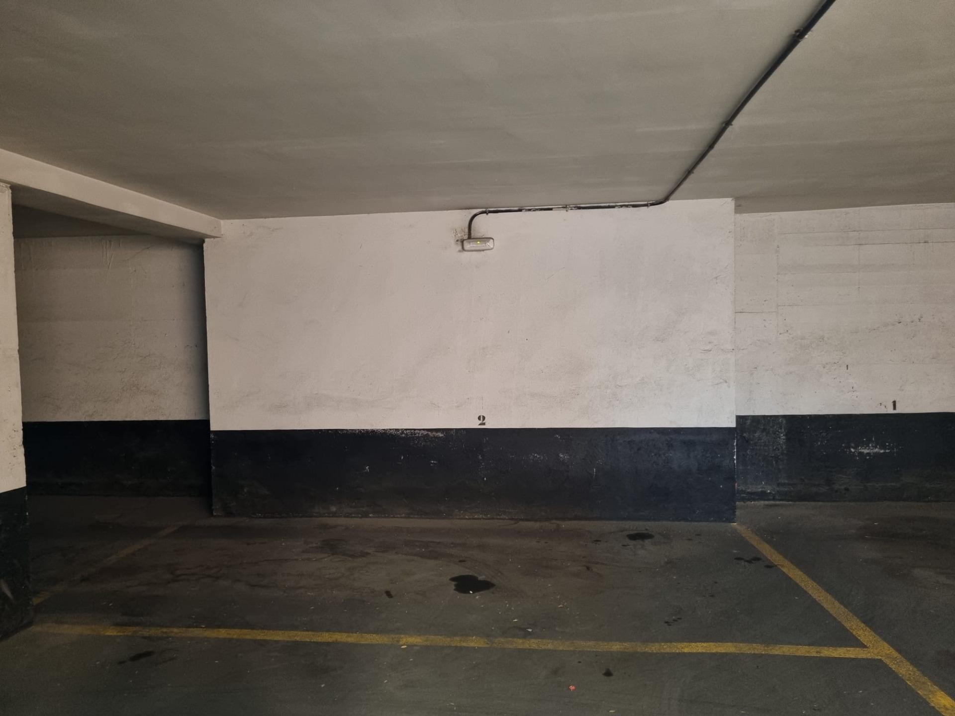Plaza de garaje para coche mediano