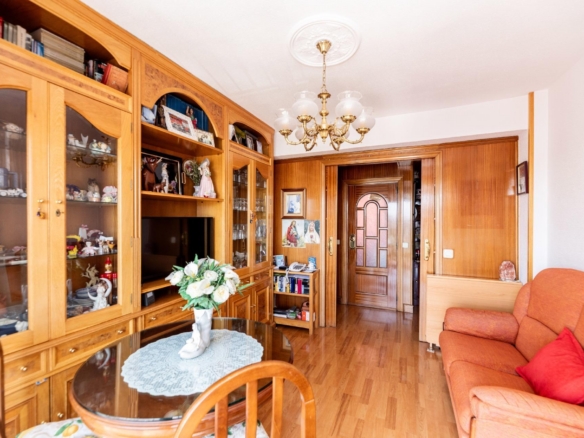Piso de 3 Dormitorios con Terraza, Ascensor y Garaje en Alcorcón
