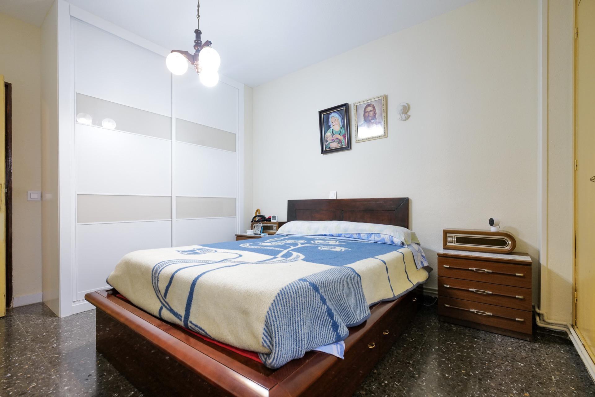 1-4-2 Piso en calle Alfonso X el Sabio