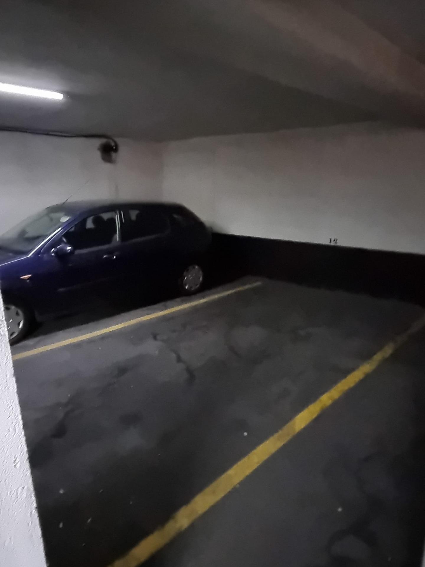 Plaza de garaje para coche grande