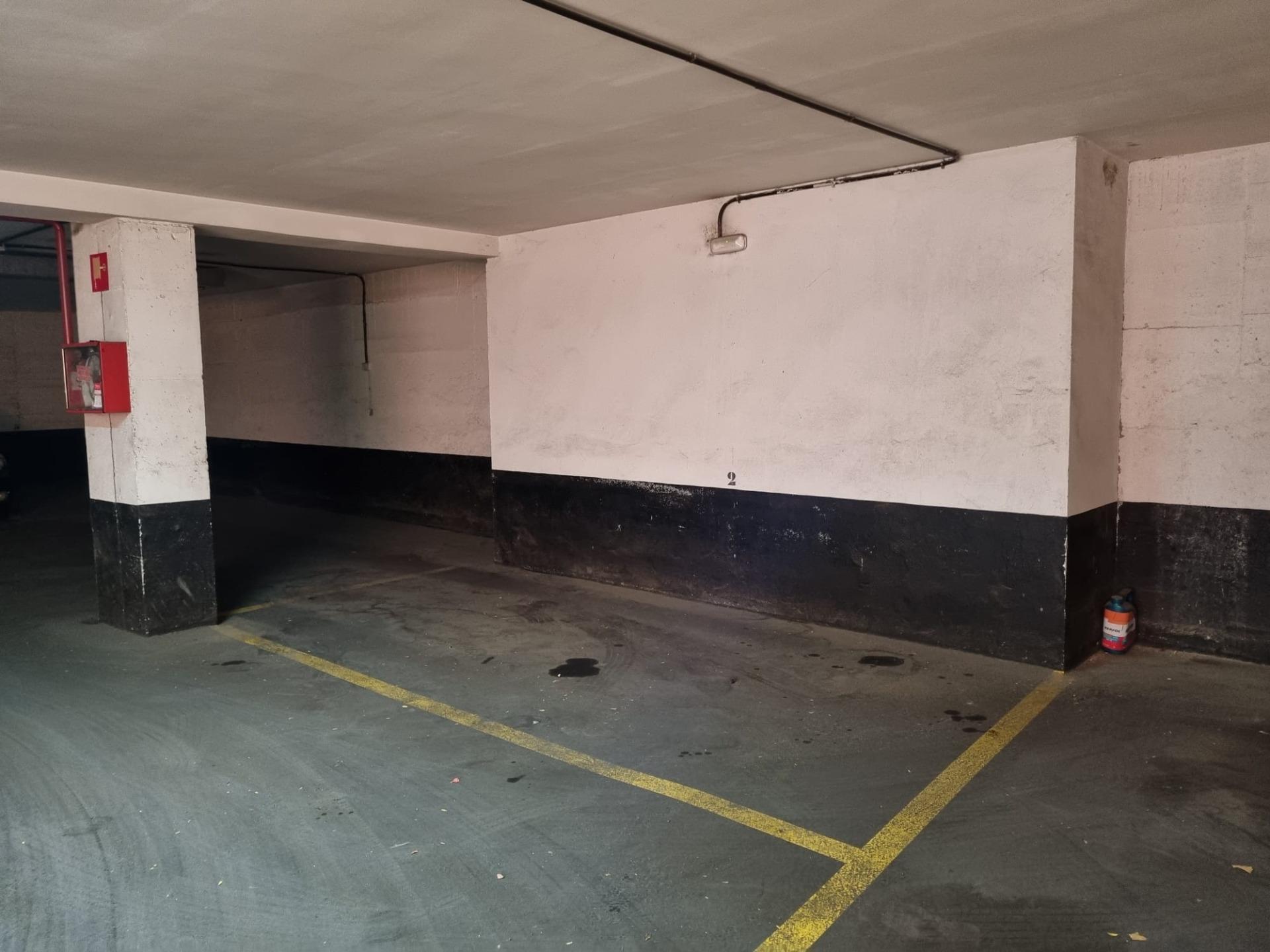 Plaza de garaje para coche mediano
